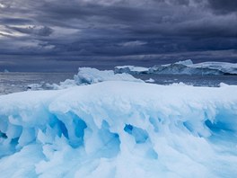 Tající ledovec za vtrného veera v Grónsku