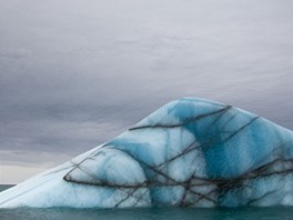 Nádhern zbarvený ledovec fotograf zachytil jednoho letního rána poblí ledovce