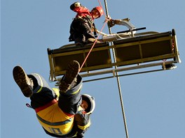 Po jejich zajitní je spoutli s pomocí lezecké techniky bezpen na zem.