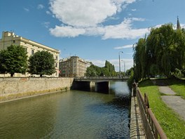 Současný pohled na koryto řeky Moravy v Olomouci z Blahoslavovy ulice u