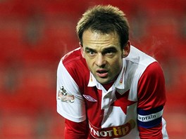 KAPITÁN�V DOHLED. Slávistický zálo�ník Luká� Jarolím sleduje d�ní na h�i�ti v...