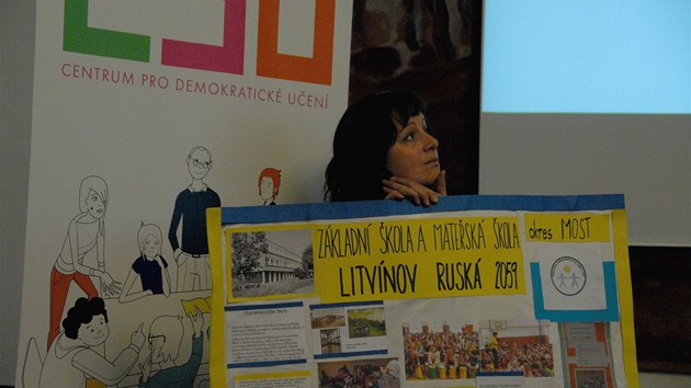 Dti ze tincti spnch kovskch parlament zkladnch kol prezentovaly svou innost v prostorch Poslaneck snmovny. (22. listopadu 2011)