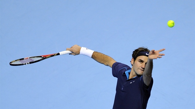 SOUSTEDNÍ A PAK DLOVÁ RÁNA. Roger Federer podává. 