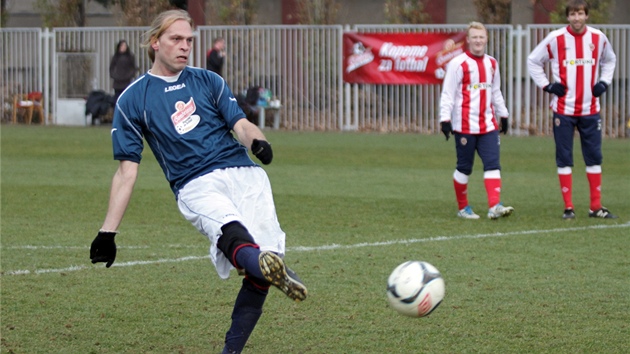 Luká� Kvasni�ka z cé�ka Staré �í�e pálí na branku Zbrojovky. Zatímco hosté z