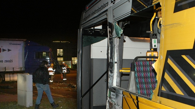 Nehoda autobusu MHD s nákladním autem v Plzni (21.11.2011)