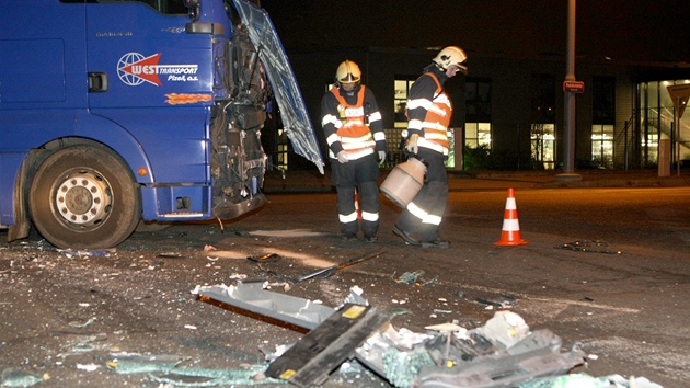 Nehoda autobusu MHD s nkladnm autem v Plzni (21.11.2011)