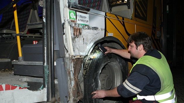 Nehoda autobusu MHD s nkladnm autem v Plzni (21.11.2011)