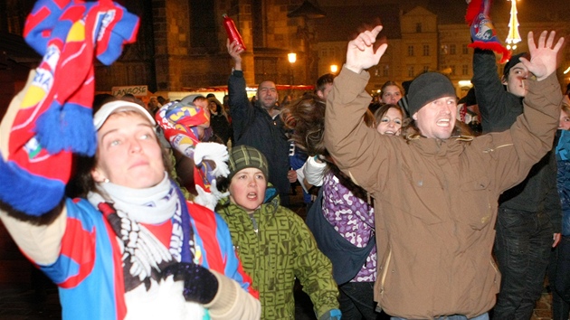 Fotbaloví fanouci na plzeském námstí slaví vítzství nad Borisovem.