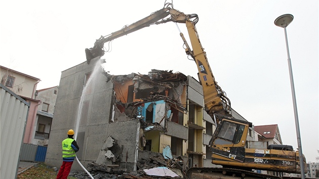 Do panelového domu v Havlíčkově Brodě se v úterý ráno zakousl bagr a tři desítky let starý dům začal demolovat.