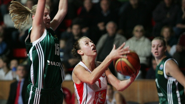 Královéhradecká basketbalistka Lenka Bartáková (s míem) se snaí prosadit