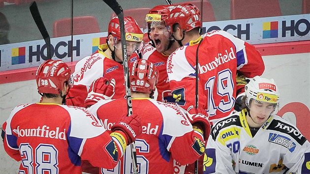 Hokejisté eských Budjovic se radují z gólu v utkání proti Komet Brno.