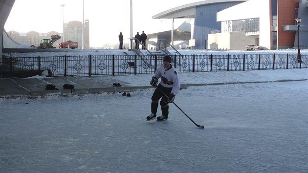 NA ECE. Martin trbák bruslí na zamrzlém toku Iim blízko zimního stadionu v