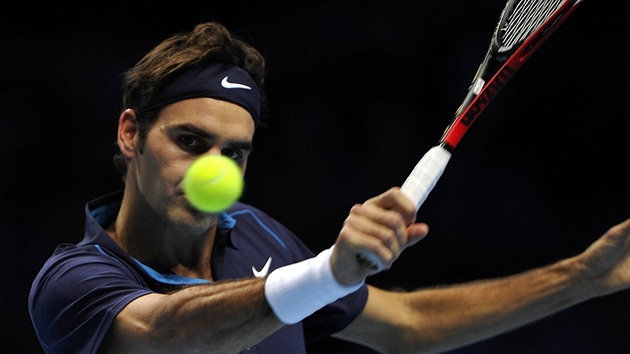 LADNÝ ÚDER. Roger Federer a jeho typicky elegantní styl v zápase s Davidem