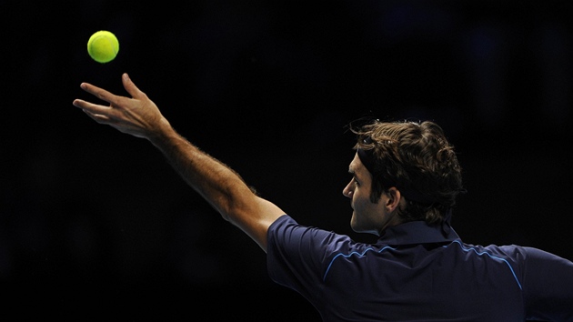 PODN. Roger Federer servruje bhem zpasu s Ferrerem na Turnaji mistr.