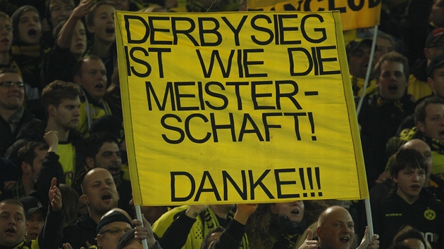 DLEITÁ VÝHRA. Hrái Dortmundu udlali vítzstvím ve vestfálském derby proti