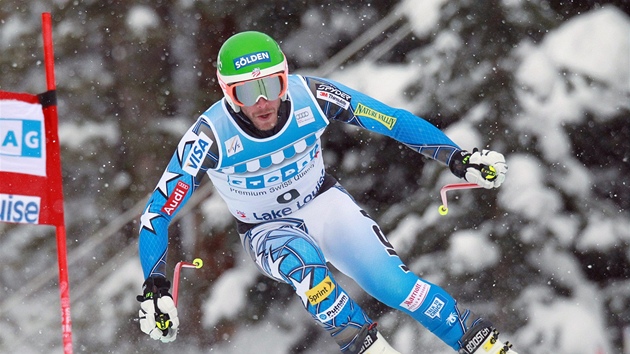 SKOK DO ZATKY. Amerian Bode Miller sjd tra pi zvodu Svtovho pohru ve sjezdu v kanadskm Lake Louise.