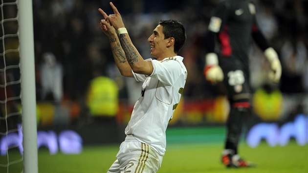 KLEÍCÍ STELEC. Angel Di María z Realu Madrid vklee oslavuje svou trefu v