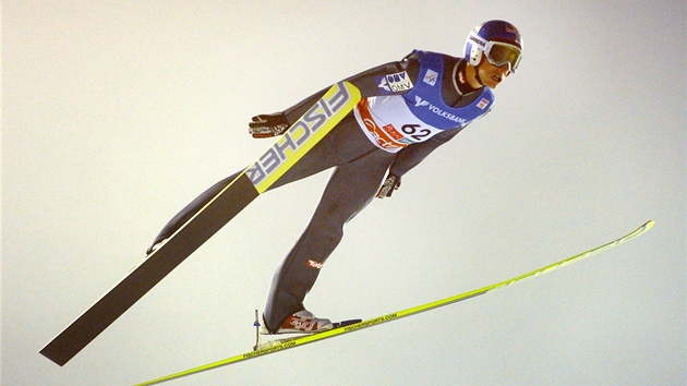 LET PRO STÍBRO. Gregor Schlierenzauer, rakouský skokan na lyích, se pokládá