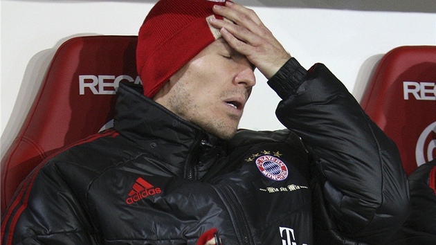 K NEVÍ�E. Nizozemský technik Arjen Robben zoufale gestikuluje na lavi�ce