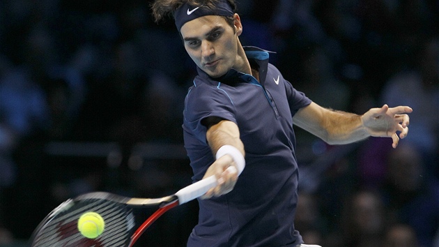 VYHRAJE POESTÉ? výcar Roger Federer má ve finále proti Tsongovi monost pepsat tenisovou historii.