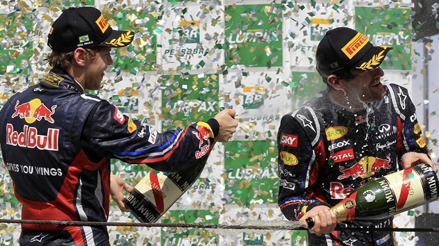 AMPASK PRO VTZE. Sebastian Vettel (vlevo) krop stjovho kolegu Marka Webbera, kter zvtzil ve Velk cen Brazlie.