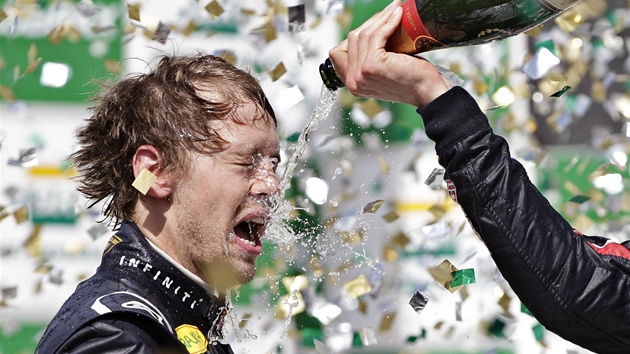 PIJ, MISTE. Sebastiana Vettela skrp proud ampaskho pot, co na Velk cen Brazlie vybojoval druh msto.
