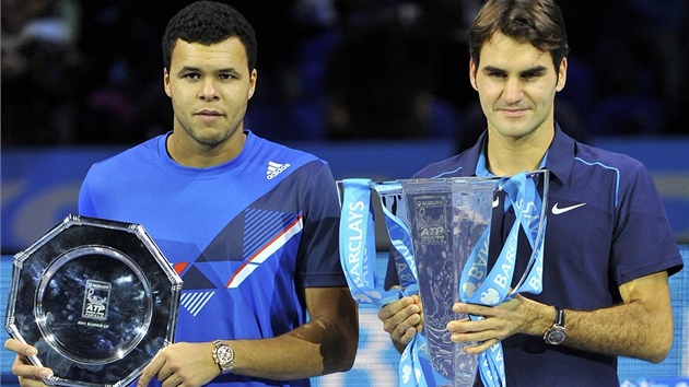 PKN POHROMAD. Vtz Roger Federer (vpravo) a stbrn Jo-Wilfried Tsonga z Francie pzuj po finlovm duelu fotografm.