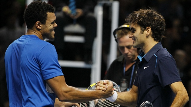 BYLS LEPÍ. Roger Federer (vpravo) si po skonení finále potásá rukou se