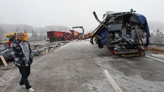 Dlnici D1 uzavela hromadn nehoda pti kamion na 106. kilometru. 23.11.2011