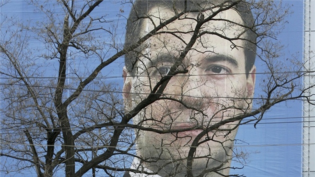 Plakát s Dmitrijem Medveděvem v Rostově na Donu nabádá voliče, aby na začátku