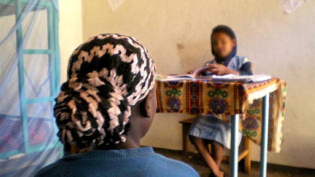 Etiopské dívky na policejní stanici v Awasse, kde nacházejí doasný azyl
