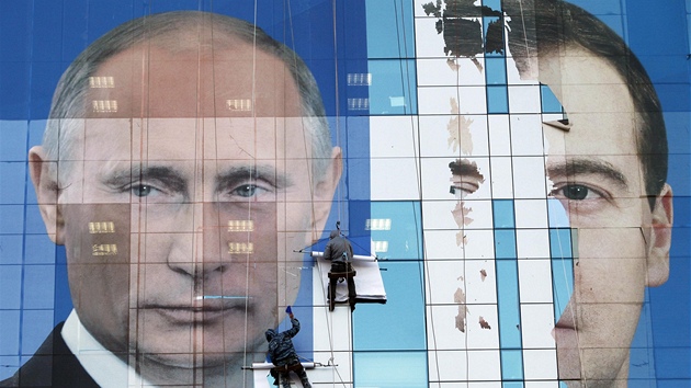 Instalace pedvolebního plakátu strany Jednotné Rusko s oblieji Vladimira