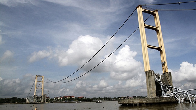 Pohled na zcen indonsk most Mahakam II. (27. listopadu 2011)