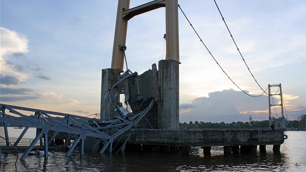 Torzo zíceného indonéského mostu Mahakam II. (27. listopadu 2011)