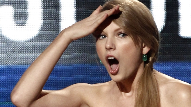 Taylor Swiftová a její klasický údiv, tentokrát na American Music Awards (Los...