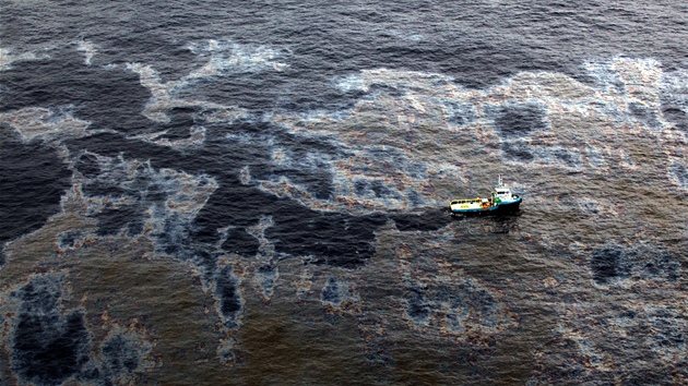 Lo proplouvá obrovskou olejovou skvrnou u pobeí brazilského státu Rio de...