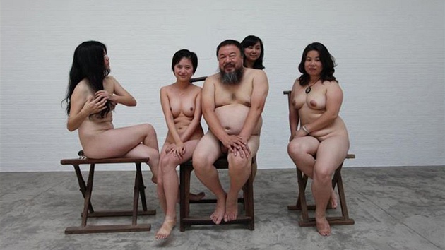 nsk kontroverzn vtvarnk Aj Wej-wej el kritice za zveejnn erotickch fotografi se svmi fanynkami.