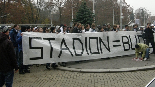Fanouci FC Hradec Králové ped magistrátem (20. listopadu 2011)