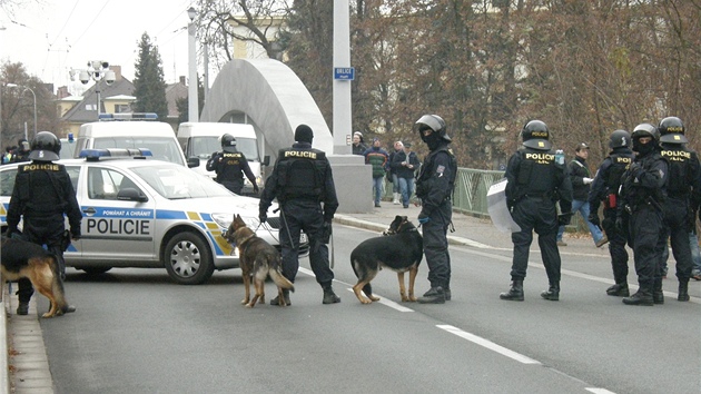 Policie oddlila prvod hradeckých fand od skupinky slávist. (20. listopadu