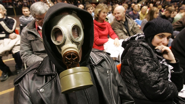 U na konci roku 2009 tisce obyvatel protestovaly v pardubick arn proti zmru na modernizaci spalovny v Rybitv. 