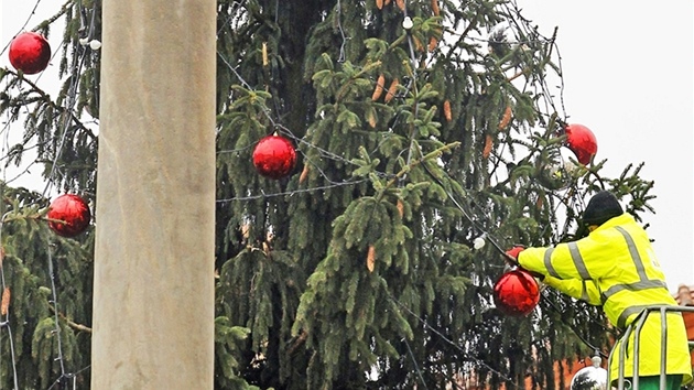 Zdobení vánoního stromu na Perntýnském námstí v Pardubicích
