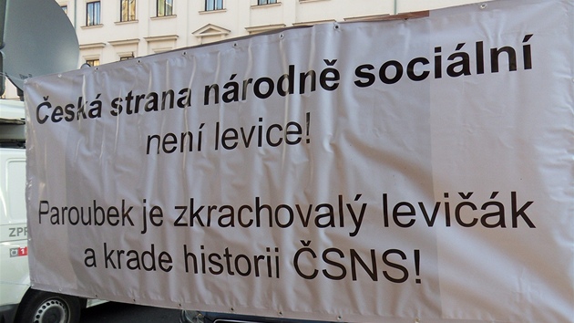 Proti ustavujícímu sjezdu Paroubkovy strany protestovala pvodní SNS. Ped