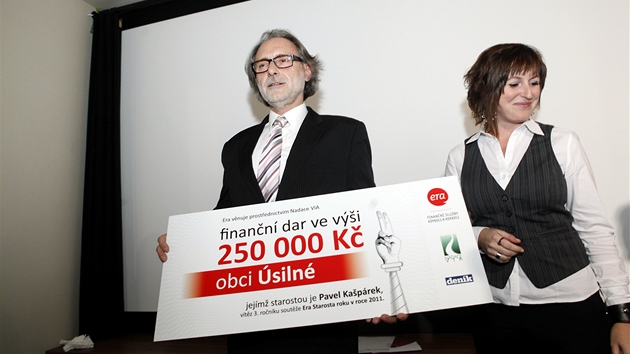 Pavel Ka�párek z obce Úsilné na �eskobud�jovicku p�ebírá �ek za vít�zství v
