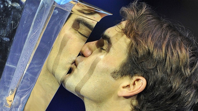 POLIBEK.  Roger Federer získal estý titul na Turnaji mistr v Londýn.
