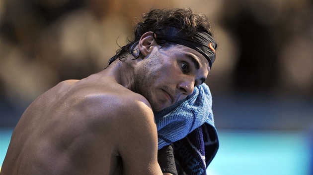 PRO� MI TO NEJDE? Rafael Nadal nebyl v utkání s Jo-Wilfriedem Tsongou ve své