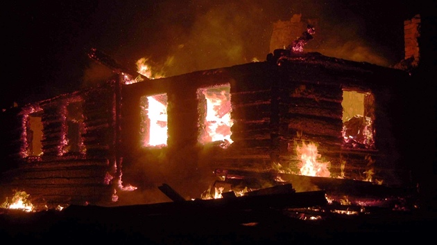 Ho�ící roubenka na Orlickoústecku, kterou její majitel zapálil sám