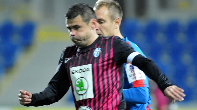 Boleslavský Marek Kuli� uniká plze�skému Danielu Kolá�ovi.