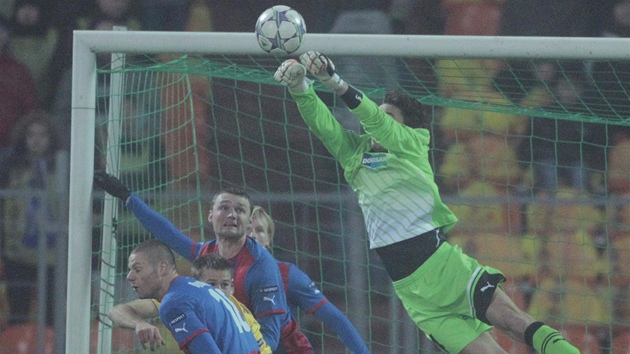 Plze�ský stoper Franti�ek �evinský (uprost�ed) b�hem utkání v Minsku proti