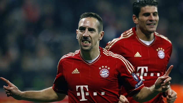 Ribery (vpedu) a Gomez z mnichovského Bayernu se radují, Ribery práv dal gól