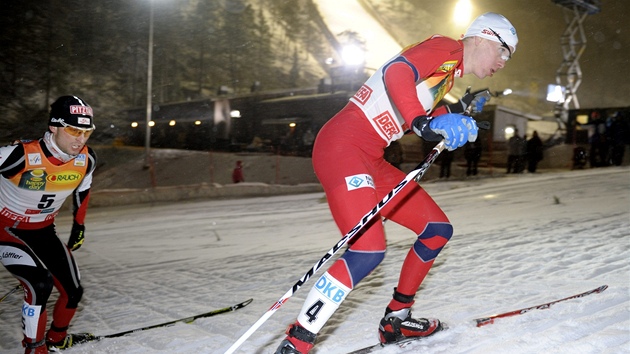 Norský sdru�ená� Magnus Krog  ve stoupání, pronásleduje ho Mario Stecher z